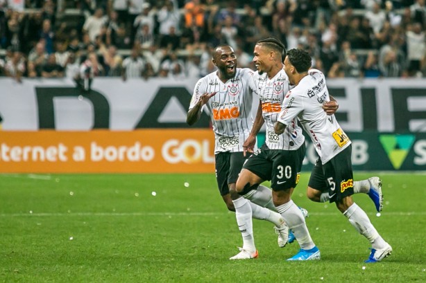 Corinthians fez valer mando de campo e venceu jogo atrasado pelo Brasileiro