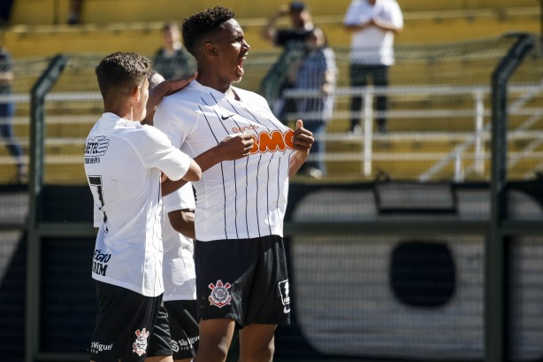 Cau marcou dois gols na final do Brasileiro Sub-17 contra o Flamengo