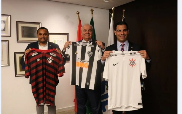 Francis Soares, prefeito de Miami (direita), recebeu camisa dos clubes que têm parceria com a Universidade Brasil