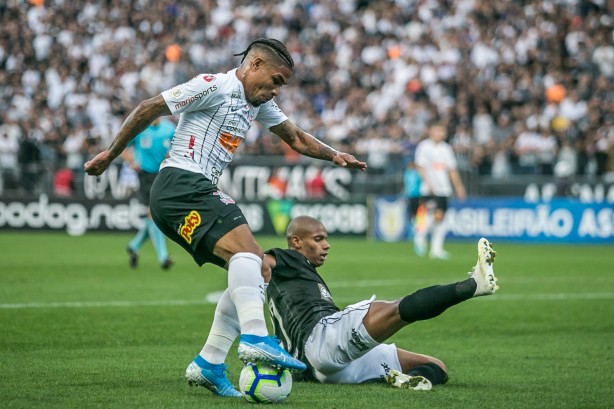 Júnior Urso em ação durante o duelo contra o Botafogo, na Arena Corinthians