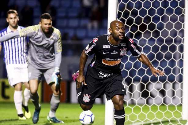 Corinthians fica apenas no empate por 1 a 1 com o Ava