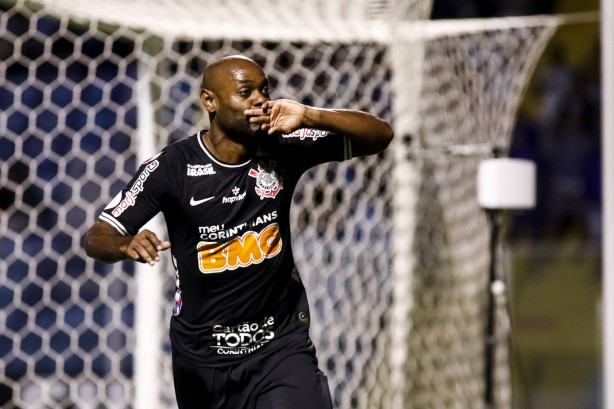 Love marcou o nico gol do Corinthians no empate com o Ava