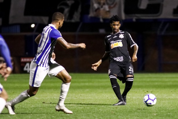 Gil em a��o diante do Ava�, em Florian�polis