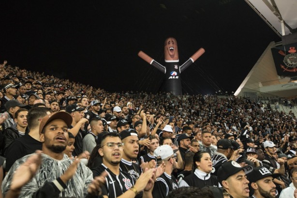 ALE levou um imenso boneco inflvel para Arena Corinthians neste domingo