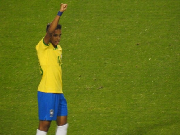 Pedrinho anotou o primeiro gol da vitria da Seleo sobre a Colmbia