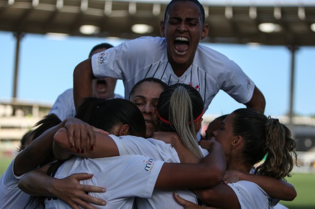 Corinthians superou o Flamengo por 2 a 1 no duelo de ida da semifinal do Brasileiro