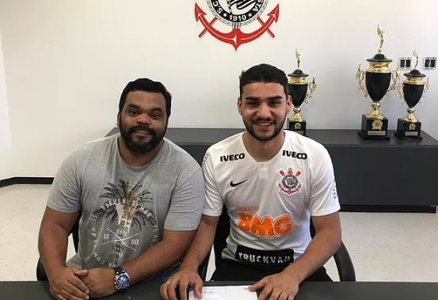 Aps se recuperar de cirurgias, John Klber assinou com o Corinthians