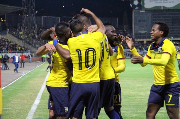 Com a camisa 10, Sornoza marcou um dos gols de triunfo equatoriano
