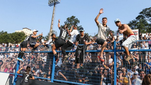 Torcida do Corinthians compareceu em bom nmero  semifinal contra o Flamengo, na Fazendinha