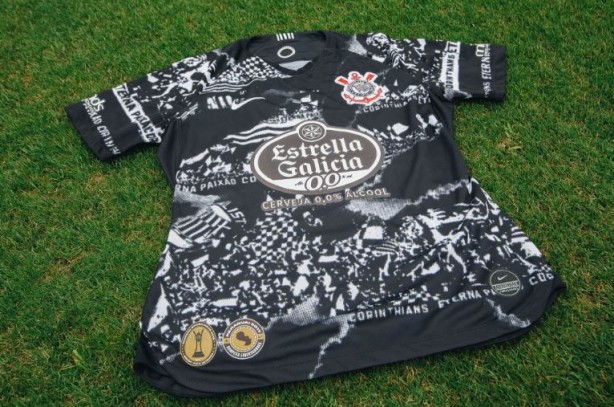 Uniforme das meninas do Corinthians tem Estrella Galicia como patrocnio mster