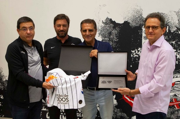 Diretores do Corinthians entregaram uma placa e uma camisa aos representantes rivais