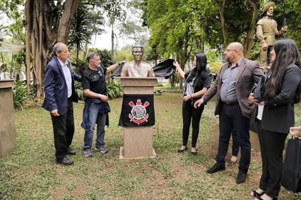 O Corinthians inaugurou um busto do ex-atacante Teleco no Parque So Jorge