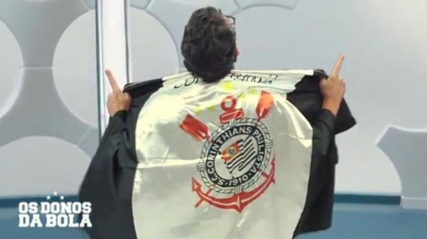 Comentarista levou bandeira do Corinthians para seu programa