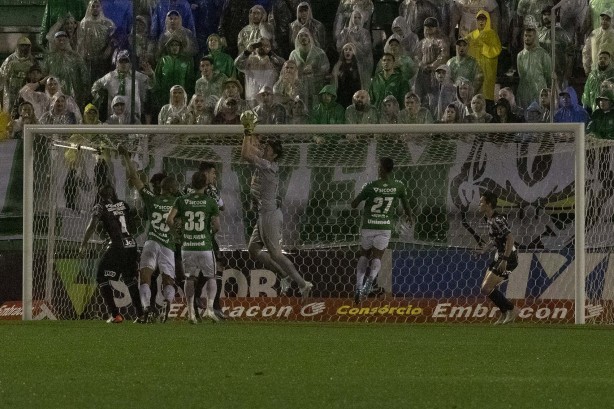Cássio fez defesas importantes para segurar o empate em Santa Catarina