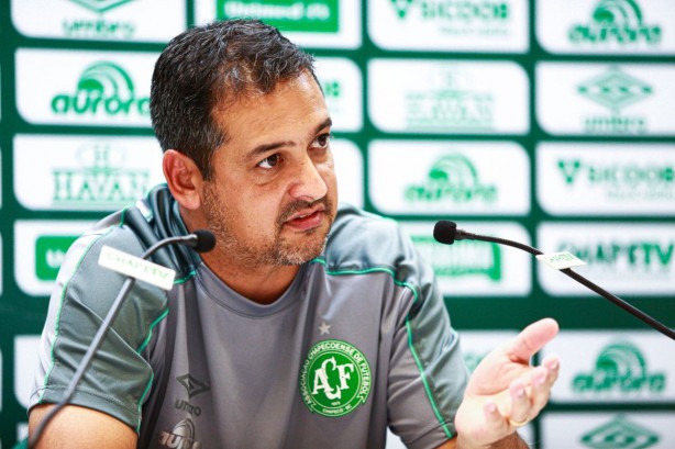 T�cnico da Chapecoense exaltou as qualidades defensivas do Corinthians no Brasileiro