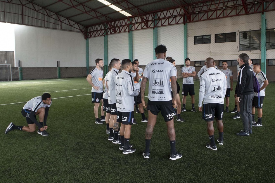 Corinthians treina em gramado sinttico por conta da forte chuva em Porto Alegre