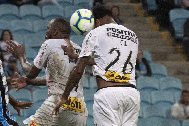 Gil e Manoel viram a meta corintiana passar em branco pelo terceiro jogo seguido