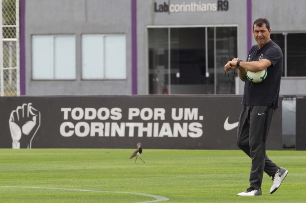 Carille dividiu opini�es com a escala��o testada no treino