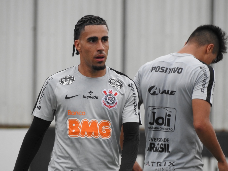 Gabriel, de visual novo, treinou como titular em possvel escalao do Corinthians contra Athletico-PR