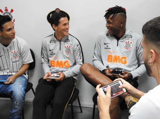 Vital e Jesus participaram de espécie de desafio contra time de e-sports do Corinthians