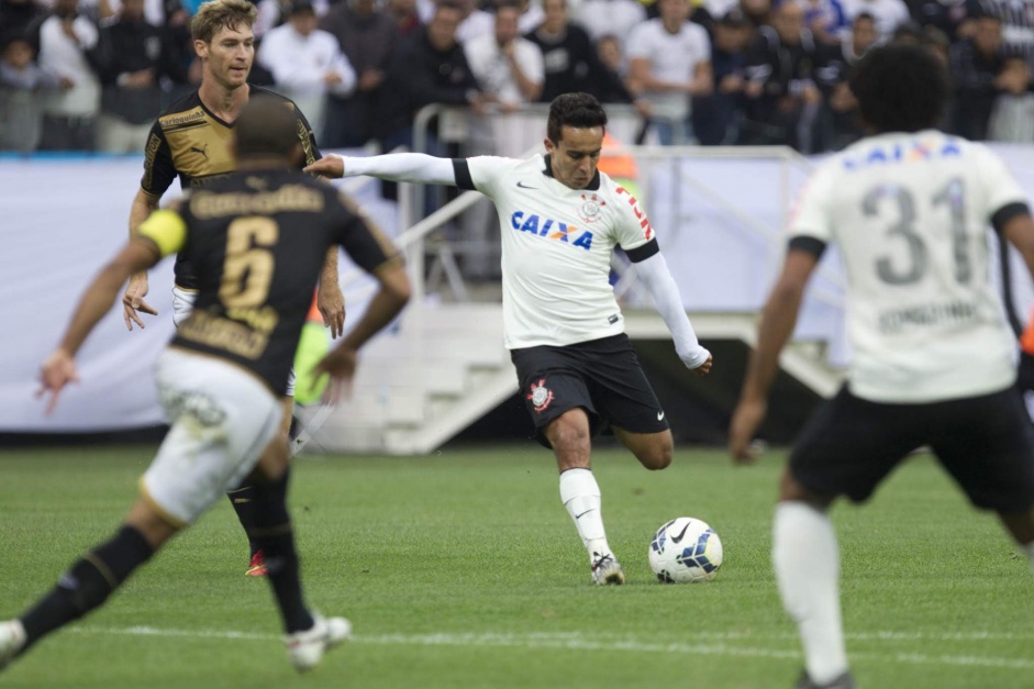 Jadson marcou o primeiro gol do Corinthians na Arena, num empate contra o Botafogo