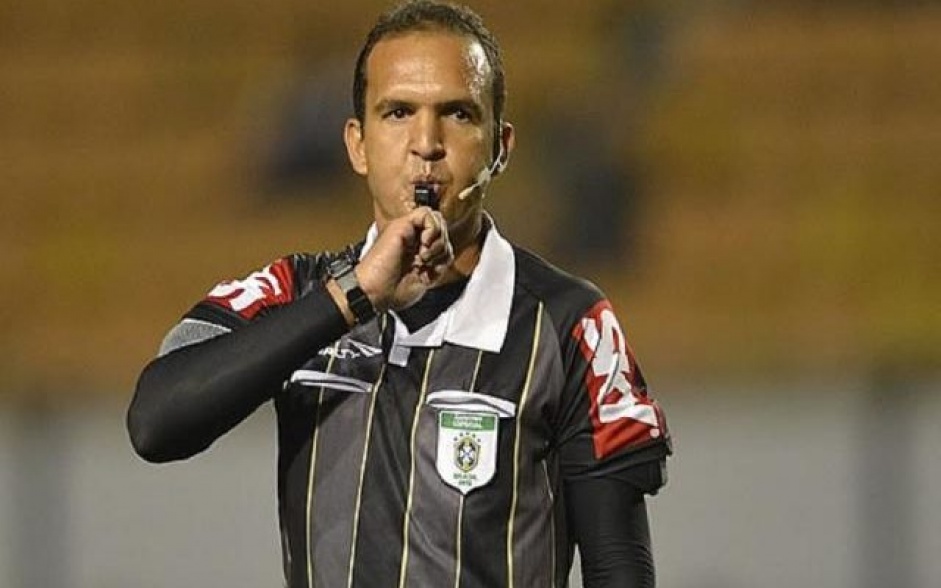 Andr Luiz de Freitas Castro  o responsvel por apitar o duelo entre Corinthians e Athletico