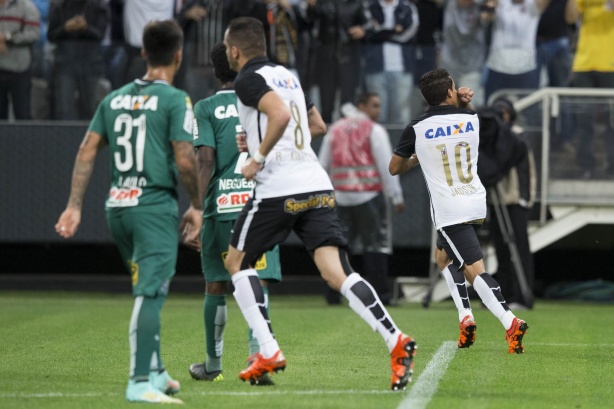 Jadson comemora o 100º gol da Arena Corinthians, marcado diante do Coritiba, no Brasileirão-15