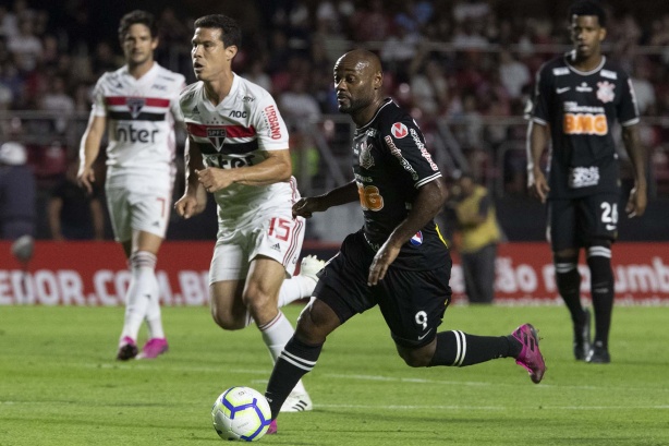 Vagner Love se cobrou e falou sobre os erros do Corinthians diante do São Paulo