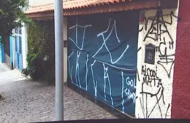 Casa invadida pelo carro de Ralf amanheceu com picha��es nesta ter�a-feira