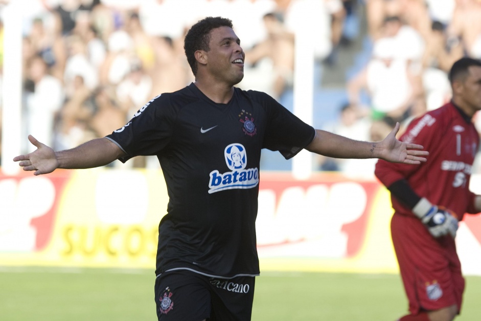 Ronaldo marcou dois gols no jogo de ida da final do Campeonato Paulista de 2009