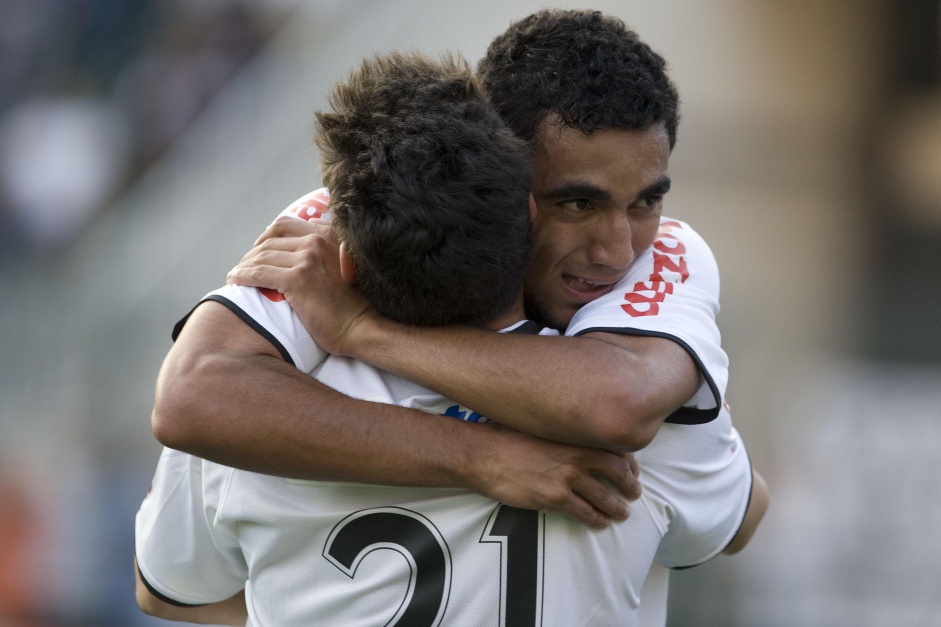 Boquita  abraado aps marcar o segundo gol do Corinthians contra o Atltico-MG, que agora  o gol 10.000 da histria