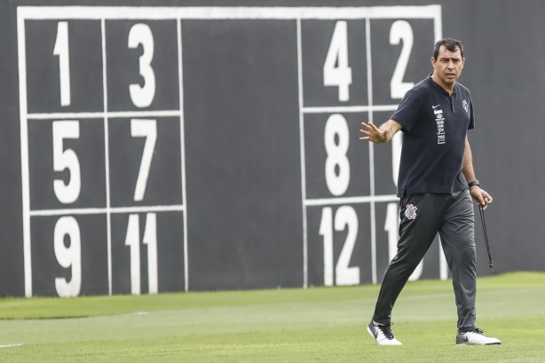 Com pouco tempo para trabalho, Carille disse que não deve fazer grandes mudanças no Corinthians