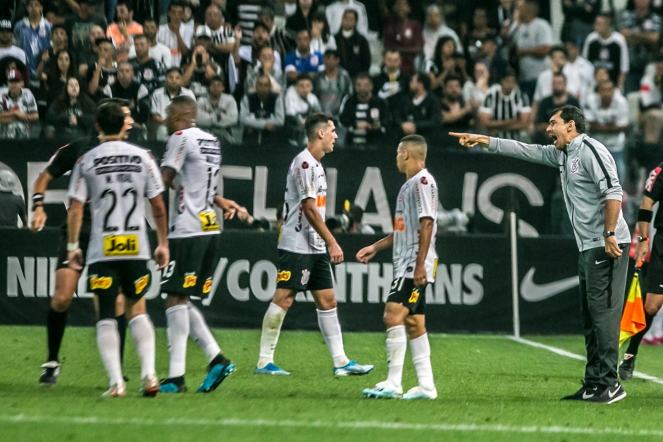 Fbio Carille foi expulso por conta de reclamao para o rbitro e ir perder o prximo jogo do Corinthians