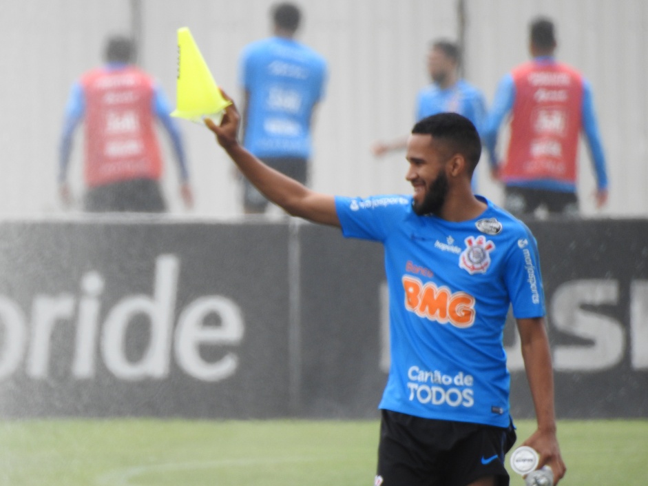 Everaldo treinou com bola nesta tera-feira no CT do Corinthians