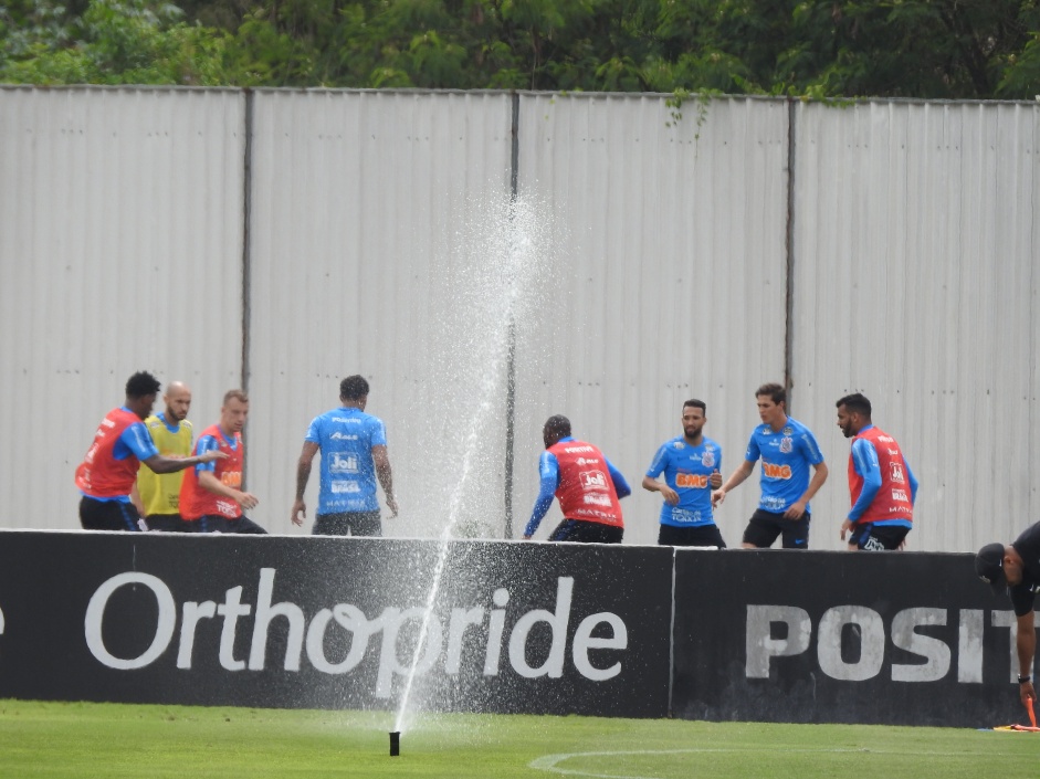 Jogadores treinaram em campos distantes da imprensa no CT do Corinthians