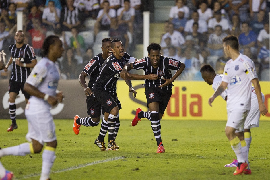 Gil marcou seu nico gol pelo Corinthians em clssico exatamente diante do Santos, no Brasileiro 2014