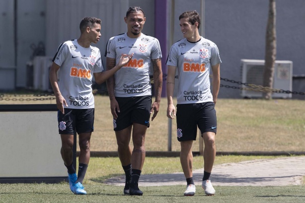 Júnior Urso é a novidade entre os relacionados para o clássico contra o Santos