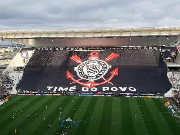 Maior bandeir�o da hist�ria da Arena Corinthians foi estendido no setor Leste