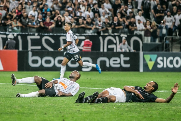 Vagner Love sentiu dores no final do cl�ssico deste s�bado contra o Santos