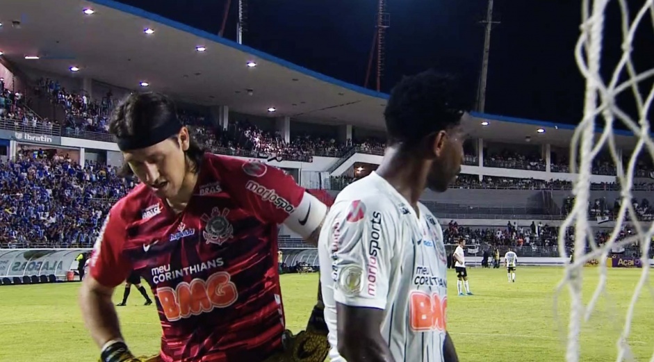 Cssio e Gil lamentam segundo gol sofrido pelo Corinthians no jogo