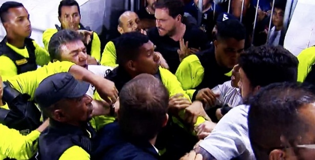 Dirigentes do Corinthians entraram em conflito com a polícia após o apito final