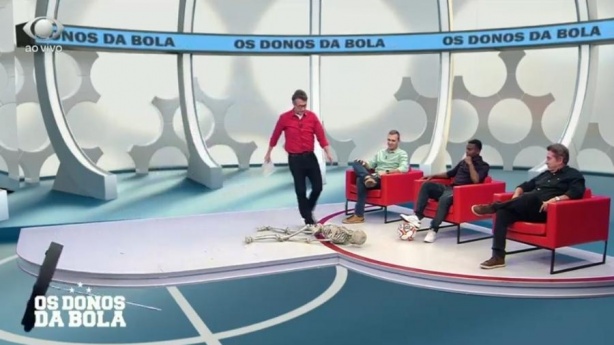 Neto destruiu um esqueleto que representava F�bio Carille e o Corinthians
