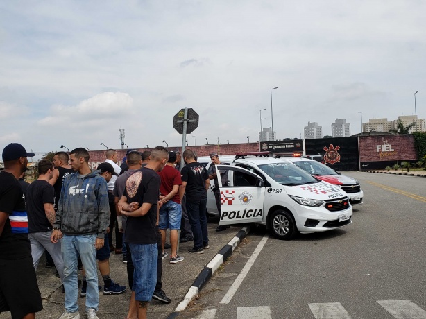 Polícia estava posicionada na entrada do CT acompanhando movimentação dos torcedores