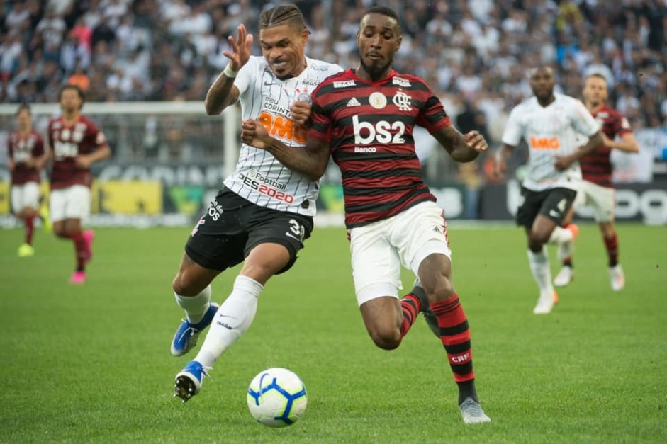 Gerson fez sua estreia pelo Flamengo justamento contra o Corinthians, no empate por 1 a 1 no primeiro turno desta edio do Brasileiro