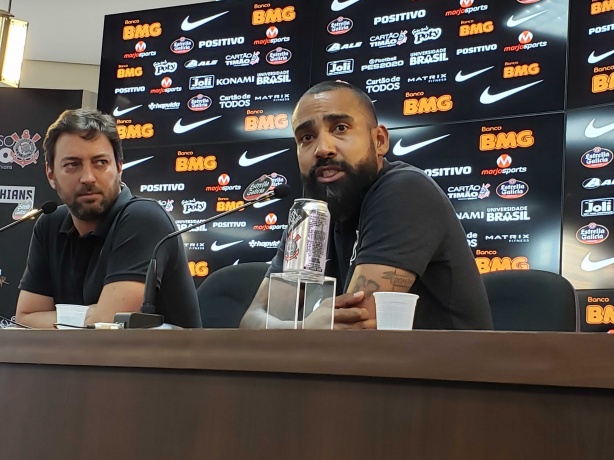 Du�lio falou ao lado de Coelho, que comanda a equipe interinamente