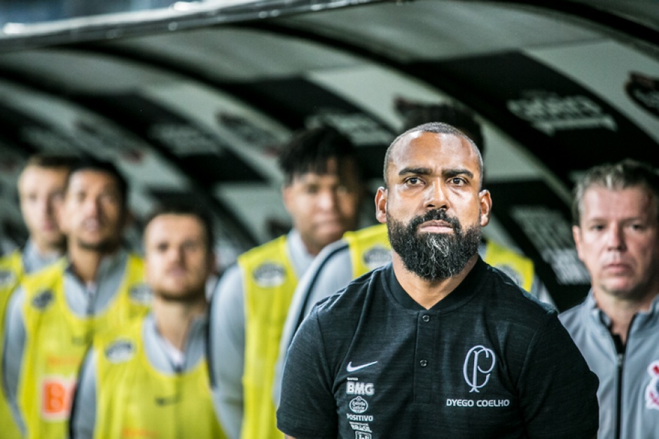 Coelho comandou pela primeira vez a equipe profissional do Corinthians nesta quarta-feira