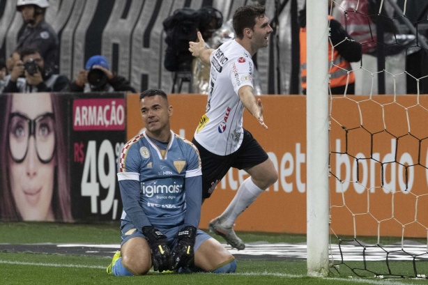 Mauro Boselli anotou dois gols na vit�ria do Corinthians por 3 a 2 sobre o Fortaleza