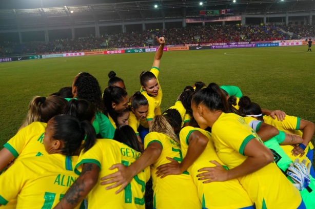 Brasil, de �rika (com o bra�o levantado) e Tamires, perdeu a final para a China