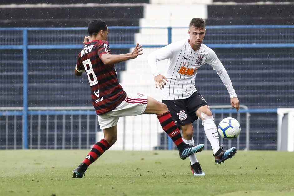 O Corinthians perdeu para o Flamengo no jogo de ida da semifinal do Campeonato Brasileiro Sub-20