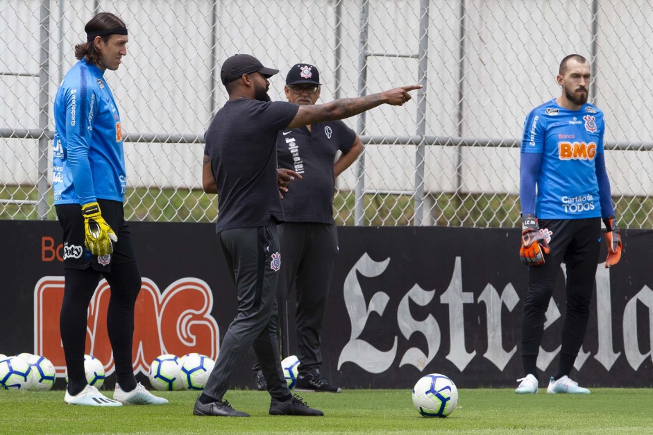 Dyego Coelho e seus goleiros durante treino de sada de bola do Corinthians na ltima tera